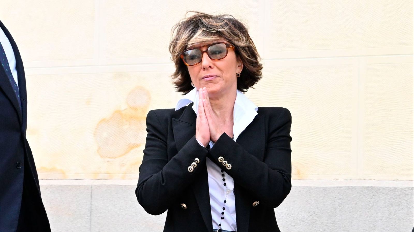 Sonsoles Ónega llega a la capilla ardiente de su padre