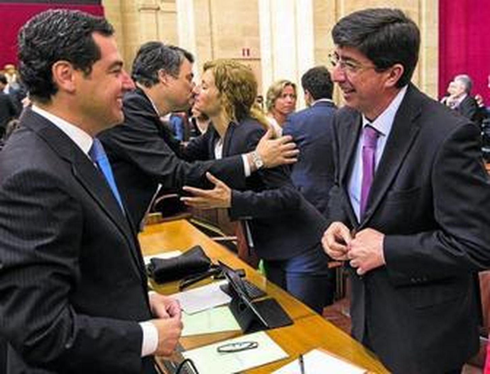Juan Manuel Moreno, líder del PP, conversa con el de Ciudadanos, Juan Marín.