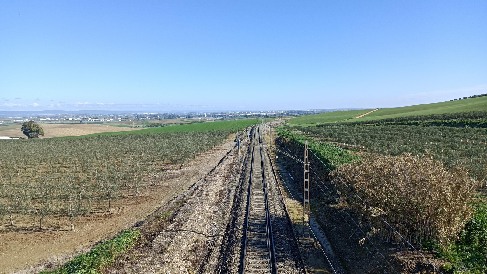 Pasamos por un puente sobre las vías del tren.