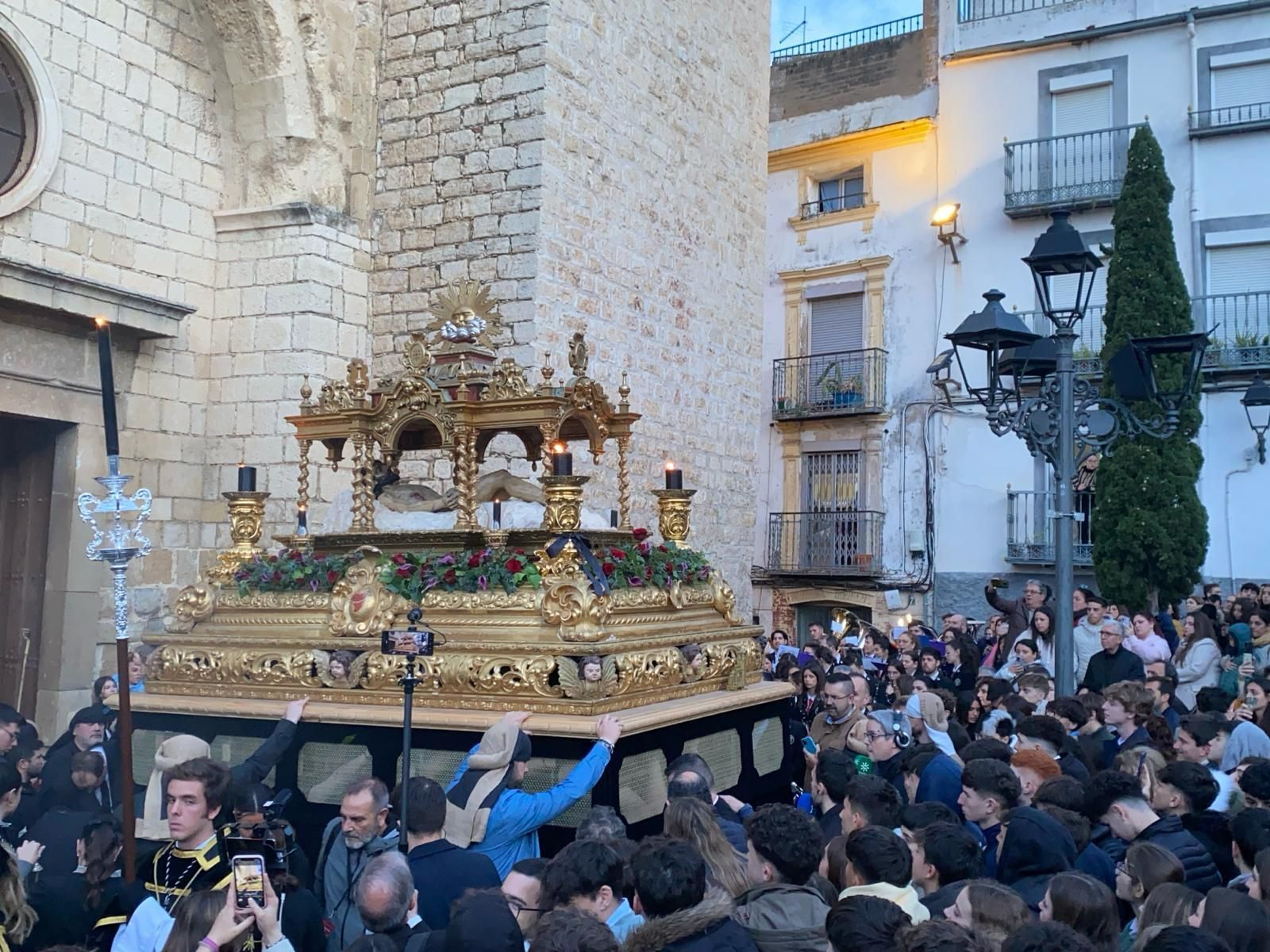 En imágenes: el Santo Sepulcro procesiona su luto por las calles de Jaén capital