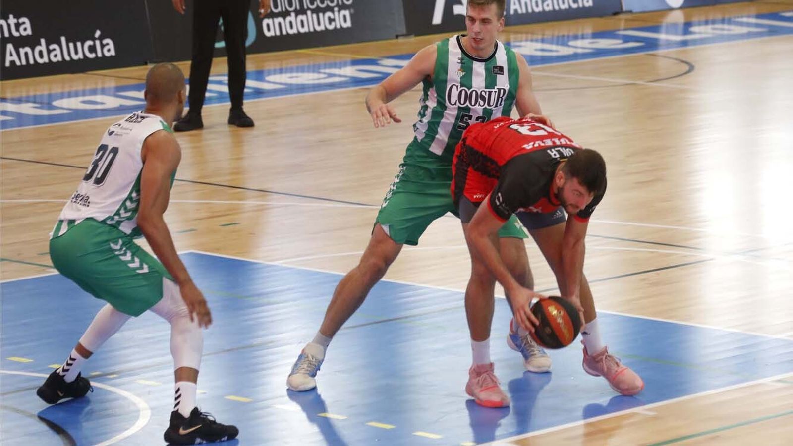 Las fotos de Real Betis - Fundación Granada en la Línea