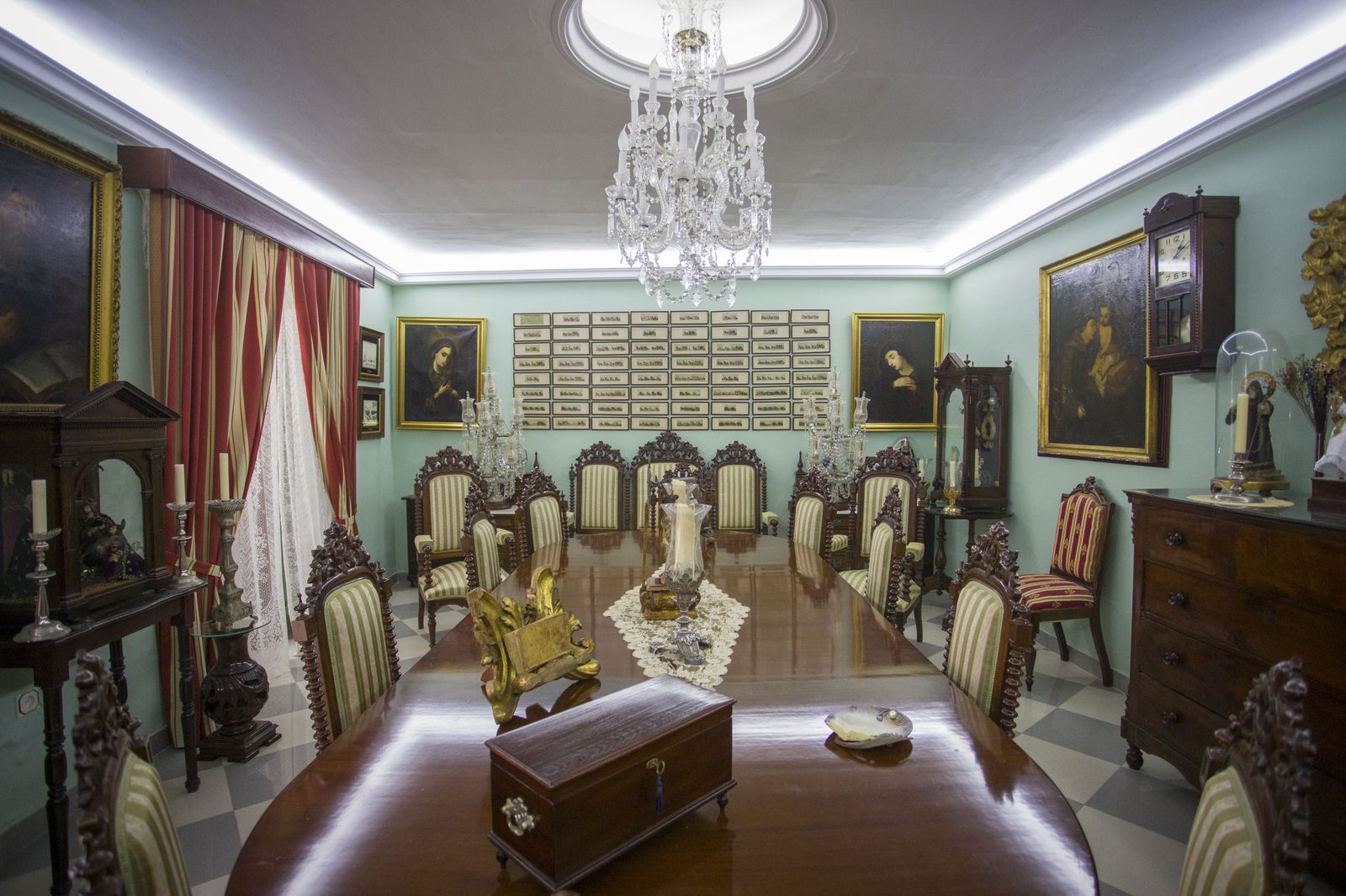 Salón-comedor . Mesa isabelina de caoba, junto a, una sillería alfonsina de nogal y una lámpara de cristal de roca, preside la estancia.