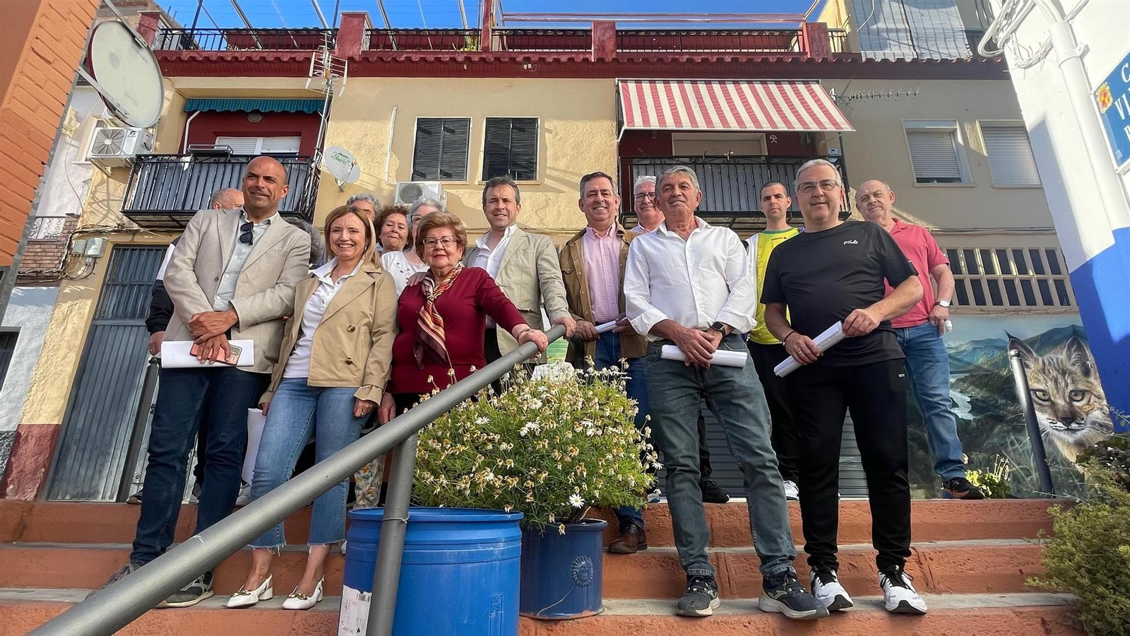 El alcalde, Julio Millán, junto al concejal de Mantenimiento Urbano, Javier Padorno, de Patrimonio, José María Cano, y de Atención y Participación Ciudadana, María del Carmen Angulo, en la reunión con representantes vecinales del barrio de El Almendral.