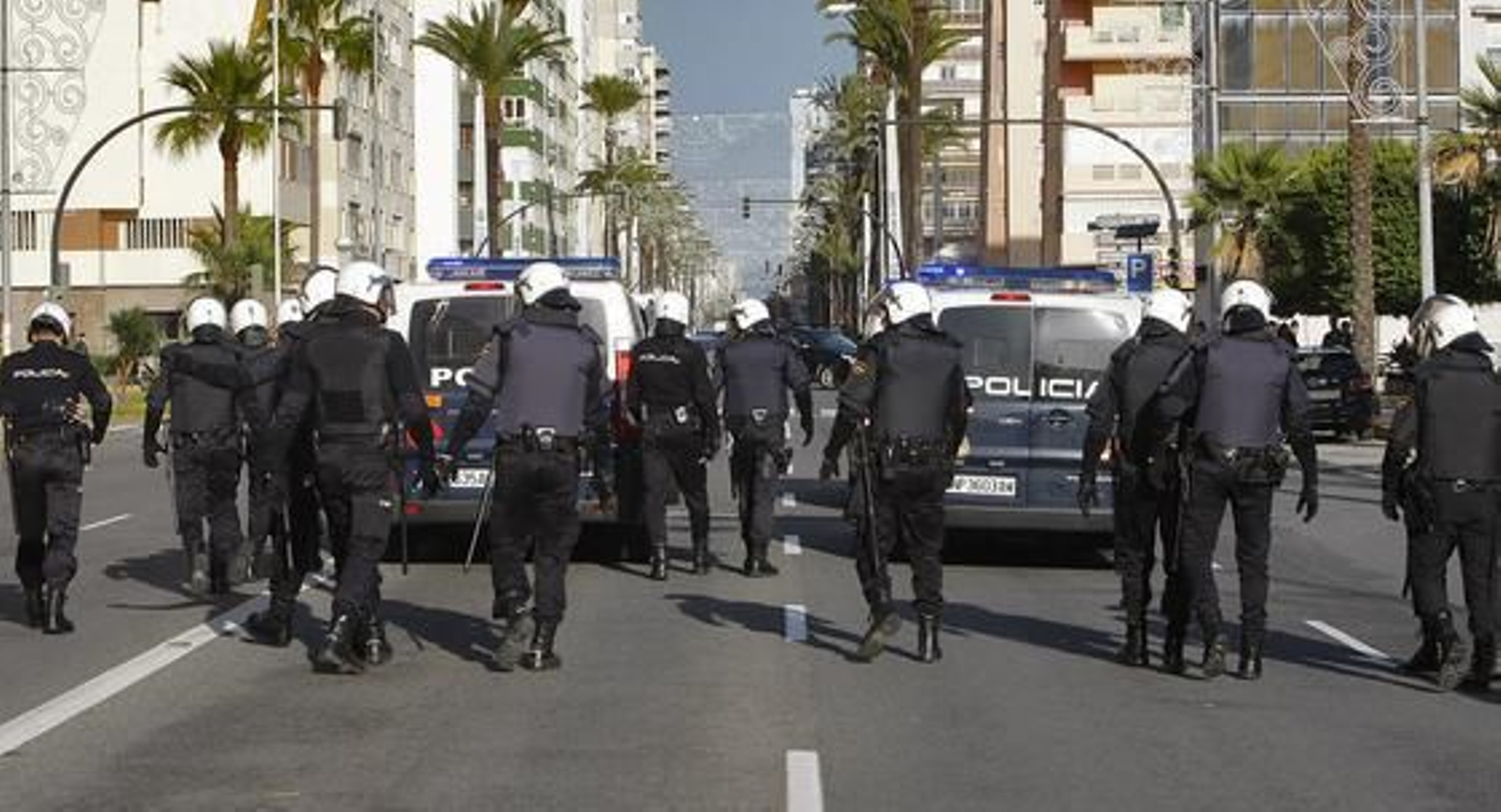 De nuevo los ex trabajadores de Delphi se han manifestado por las calles de la capital para reclamar "una vez más" que la Junta de Andalucía resuelva su problema "tras tres años" desde que se cerró la factoría de Puerto Real. Foto: Jose Braza De nuevo los ex trabajadores de Delphi se han manifestado por las calles de la capital para reclamar "una vez más" que la Junta de Andalucía resuelva su problema "tras tres años" desde que se cerró la factoría de Puerto Real.
Foto: Jose Braza
