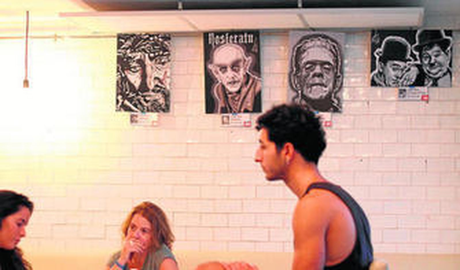 Las láminas sobre famosos, personajes conocidos e, incluso, la imagen sacra del Gran Poder conviven en esta muestra.