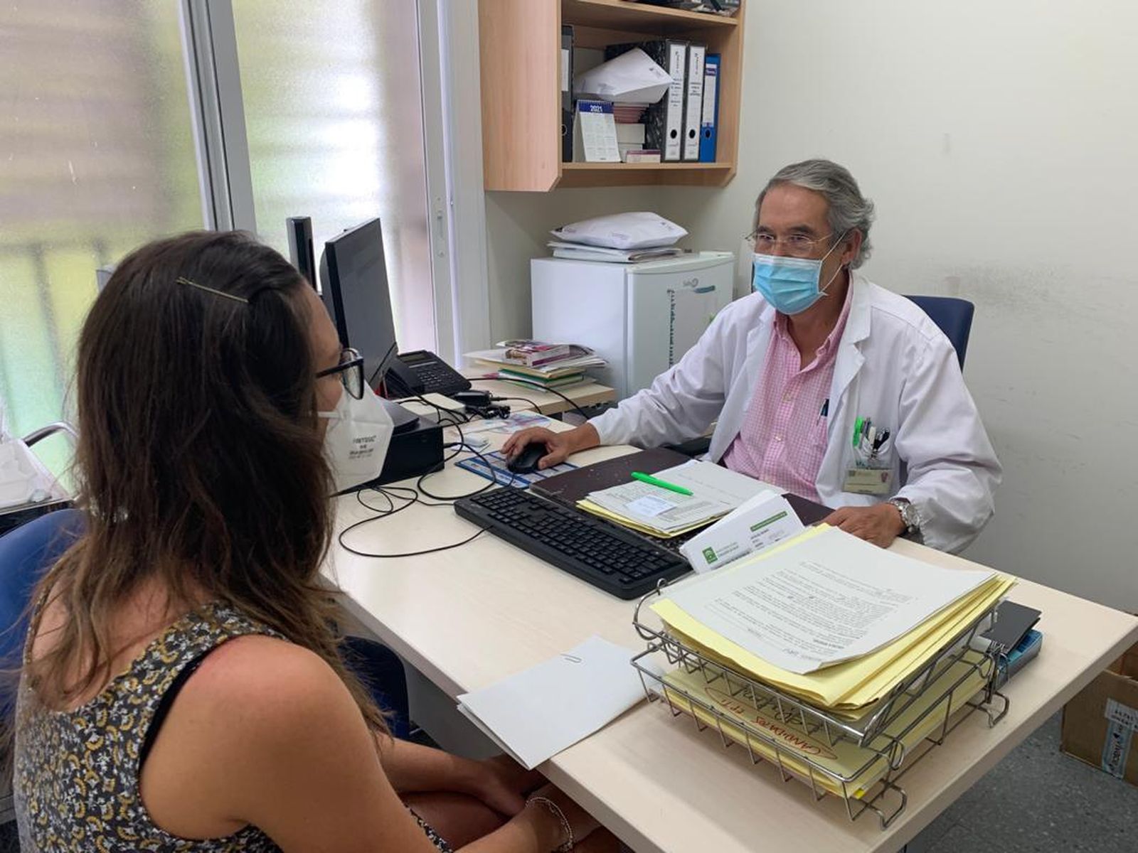 El doctor Viguera, en consulta con una paciente.