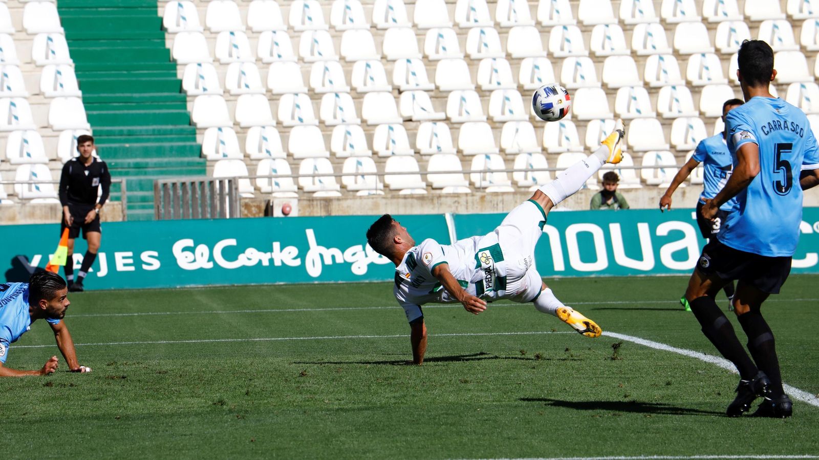 Willy Ledesma remata a gol de chilena en el área de la Balona.