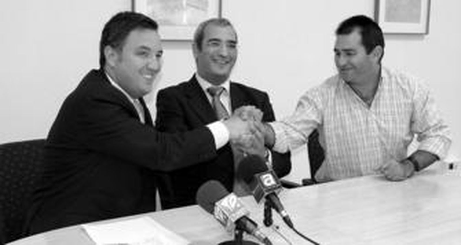 Ayer se firmó el acuerdo mediante el cual Caja Inmaculada adelanta a los pescadores las ayudas europeas de la parada biológica.