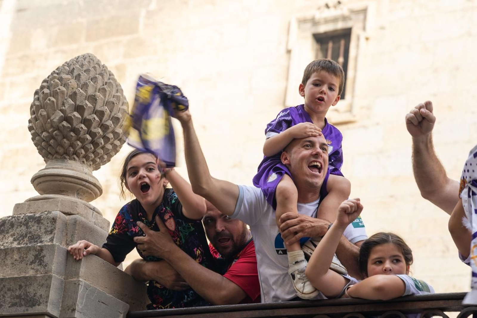 La fiesta por el ascenso del Real Jaén en La Plaza de Santa María y el Ayuntamiento