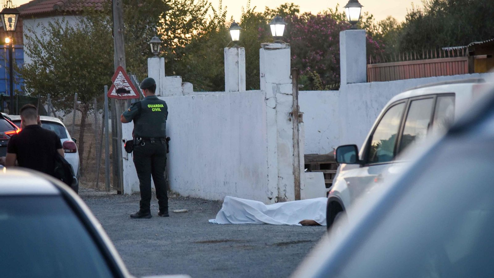 Dos muertos y un herido en un tiroteo en una urbanización de Carmona