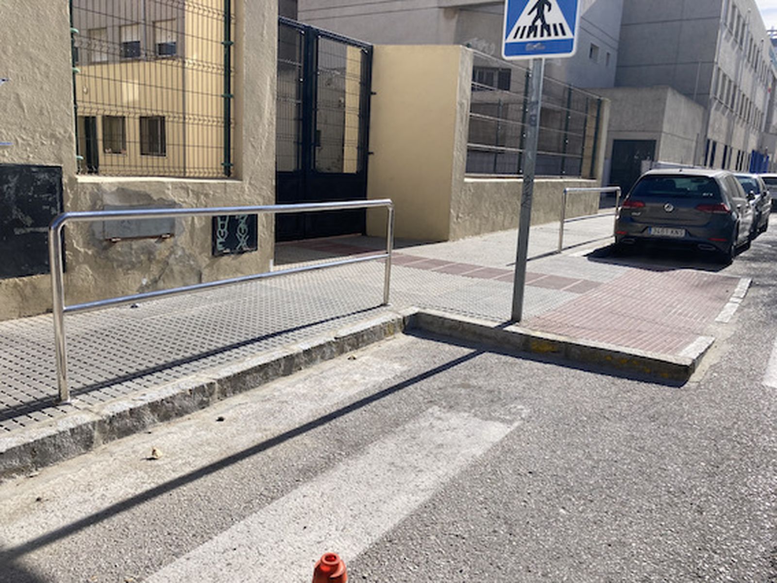 Así son los complicados accesos a los colegios de Cádiz