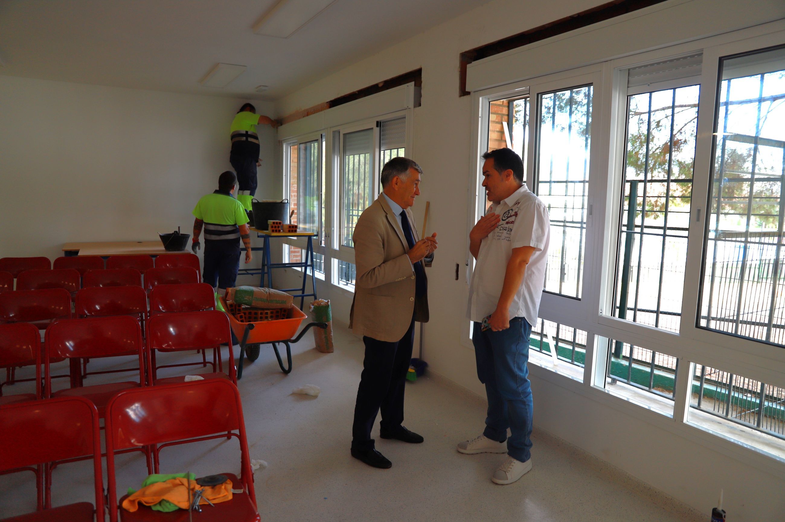 Marbella renueva la carpintería metálica del aula de usos múltiples del colegio Miguel Hernández