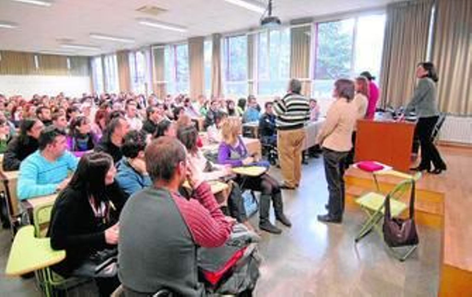 Ceferino Ruiz da algunos consejos a las más de 200 personas que asistieron esta semana al seminario de orientación en Ciencias.