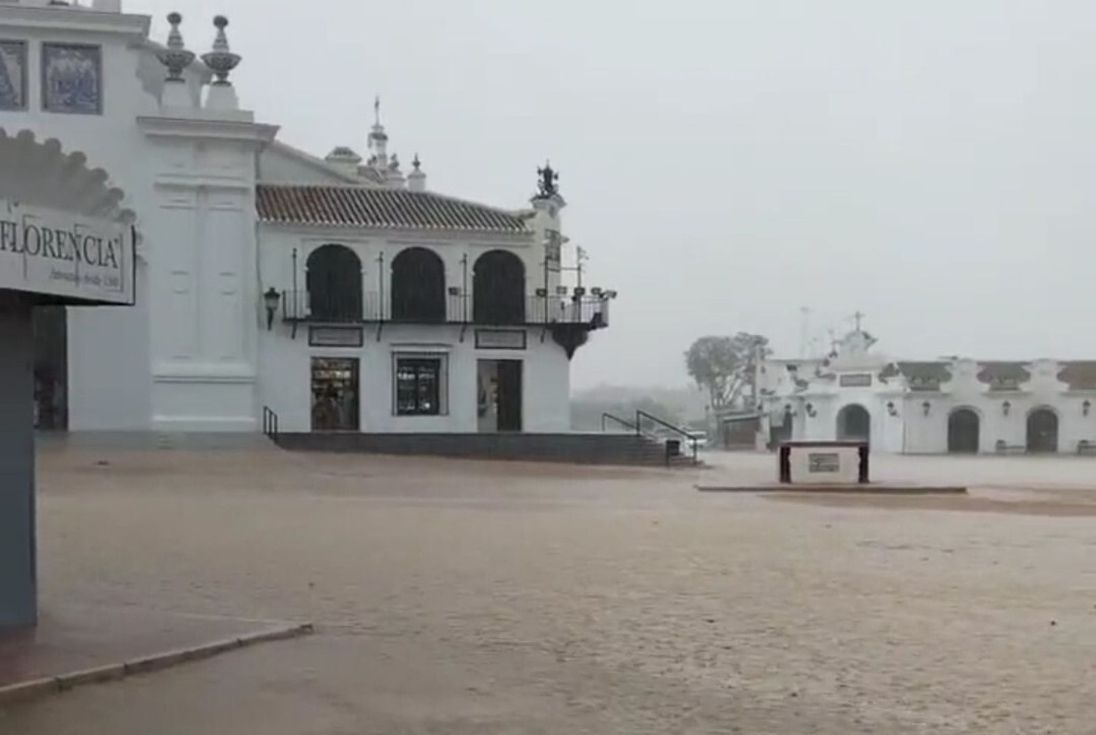 La explanada del santuario, totalmente anegada tras el aguacero de este lunes.