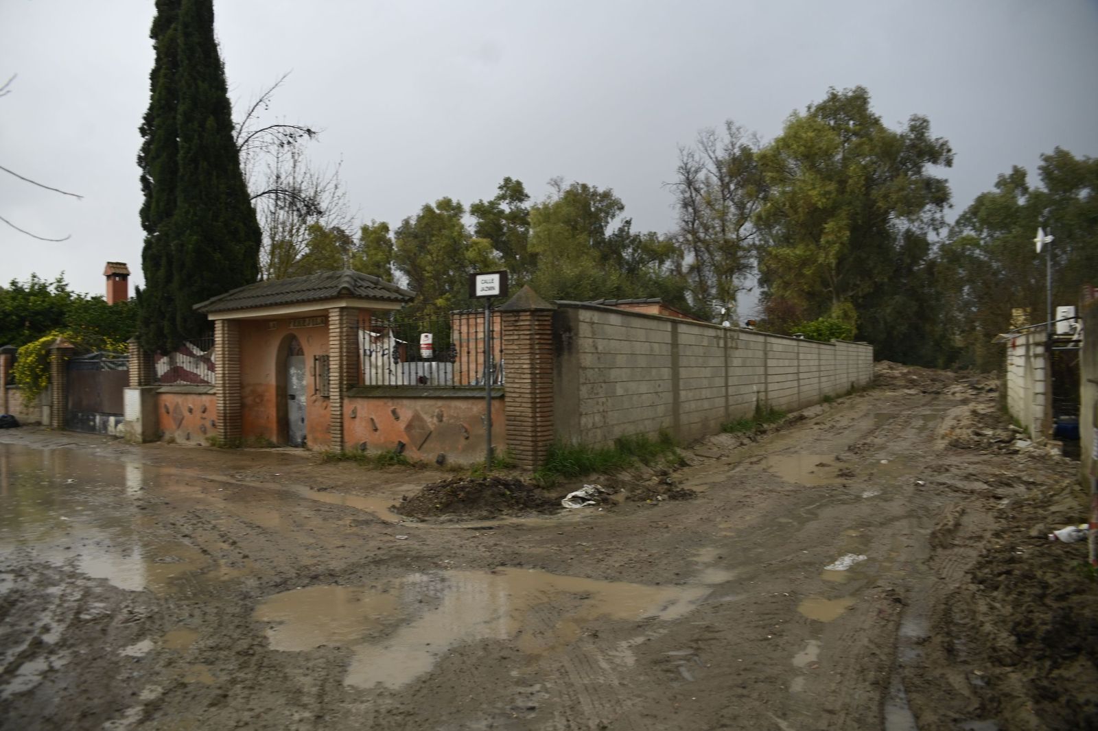 Parcelas de Guadalvalle siguen anegadas por el barro un mes después de las inundaciones