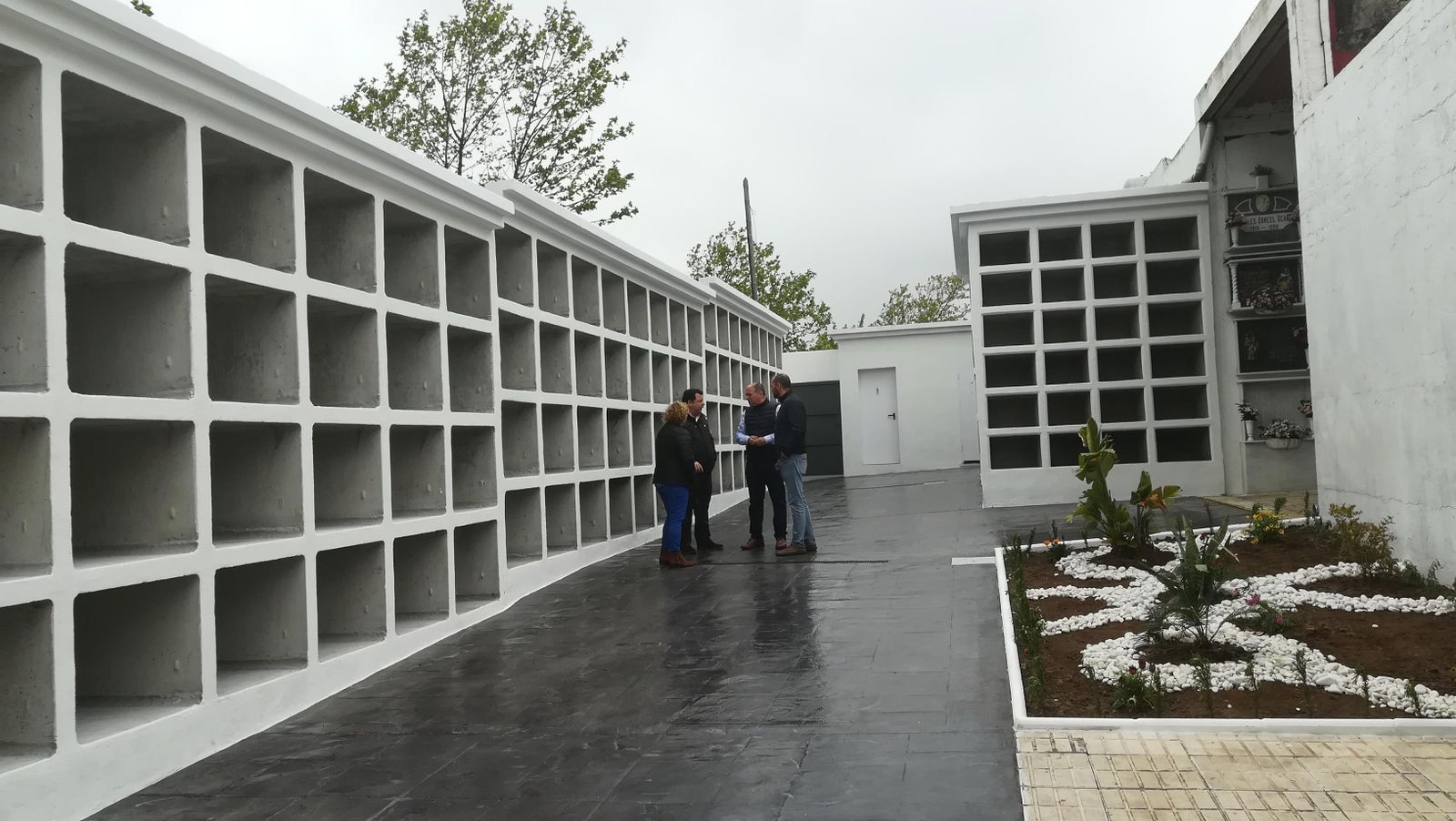 Romero, Roldán y Alconchel, junto a los nuevos nichos.