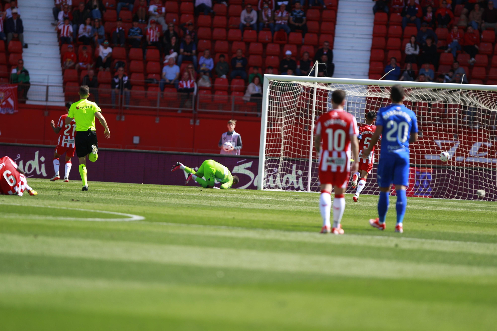 Las imágenes del triste descenso de la UDA ante el Getafe