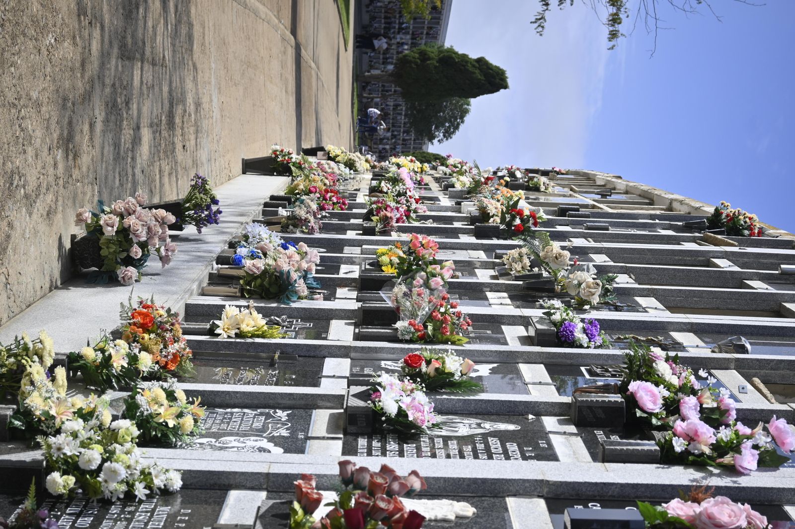 Ambiente en el cementerio de Huelva para el día de todos los Santos.