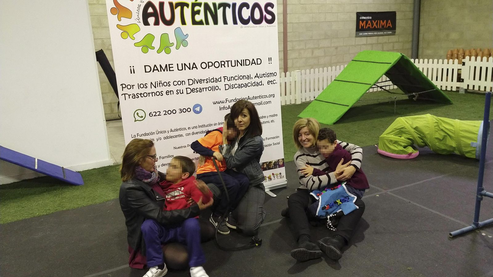 Inmaculada Estrada abraza a su hijo, Iván; Águeda Pérez arropa a su pequeño Nico; e Isabel, a su niño, Quique, tras una sesión con Boro, perro labrador.