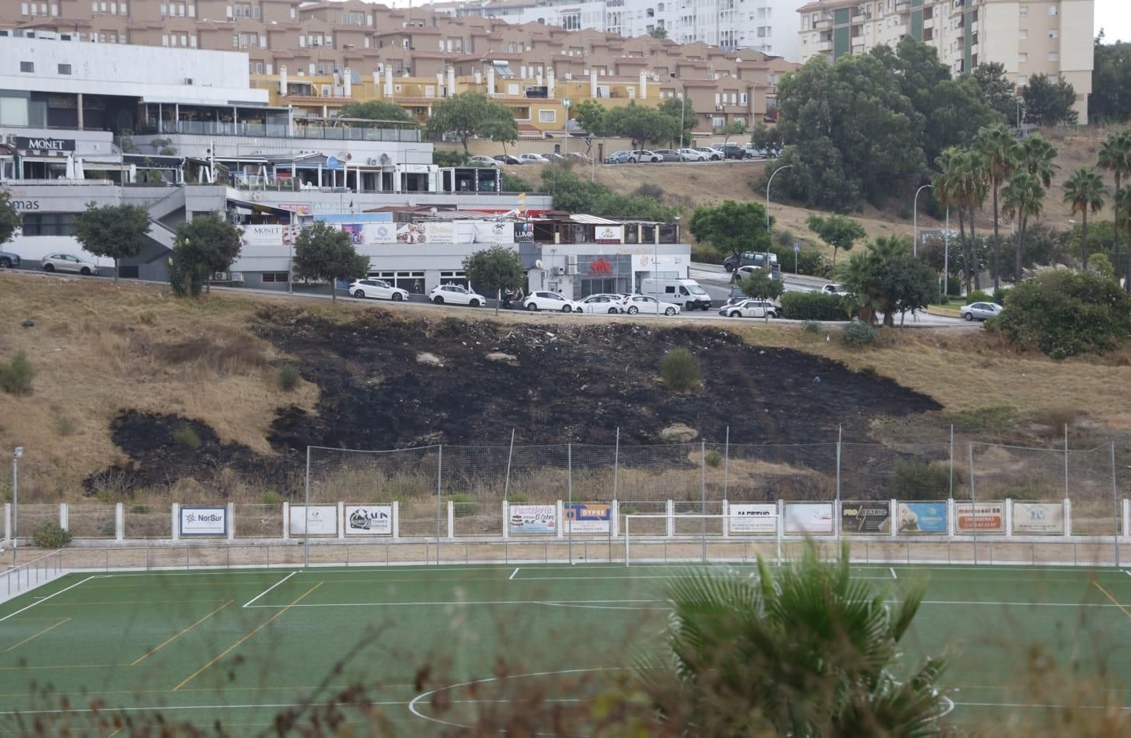 Área quemada junto al campo de fútbol de Las Palomas, en Algeciras.