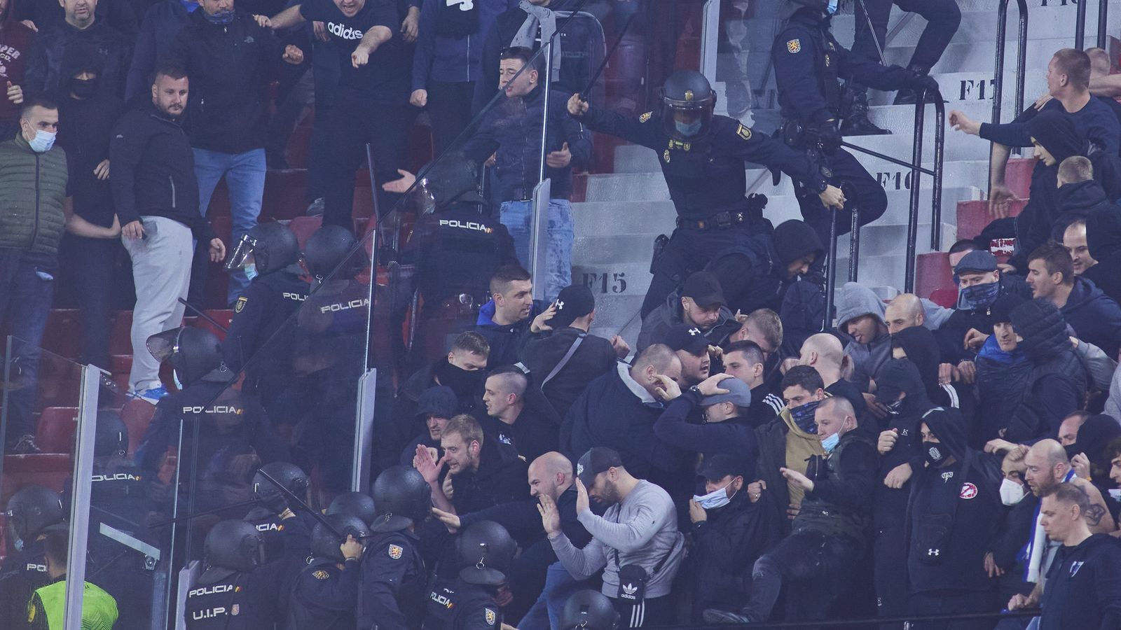 La policía carga contra los ultras del Dinamo Zagreb en su visita al Sánchez-Pizjuán.
