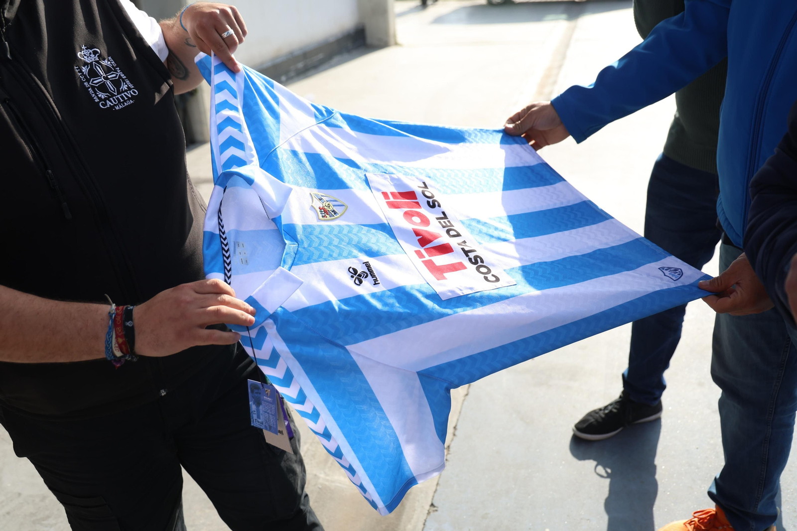Avalancha en la tienda de La Rosaleda por la camiseta especial del Málaga
