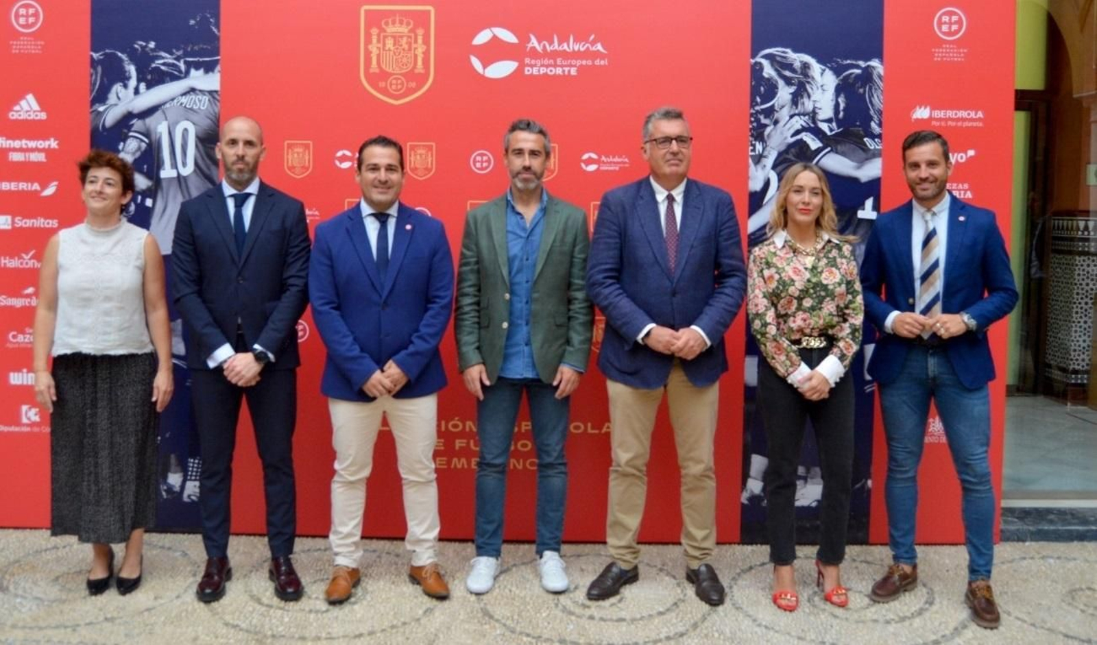 Las autoridades, durante la presentación del España-Suecia.