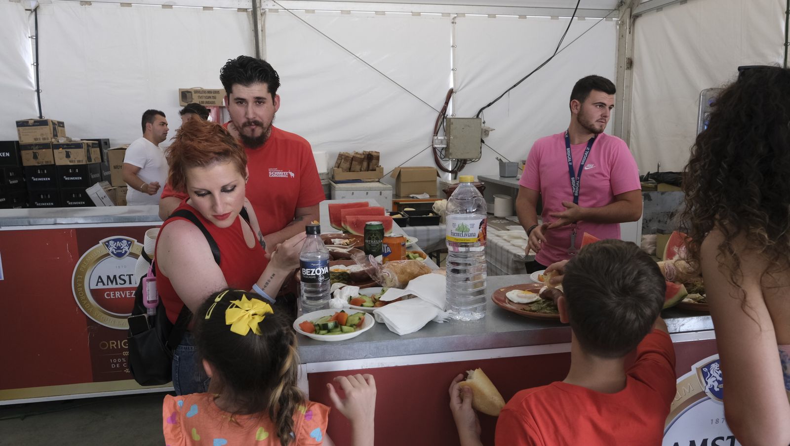 Imágenes de la degustación de huevos fritos con chorizo, en las Fiestas de Santa María del Águila