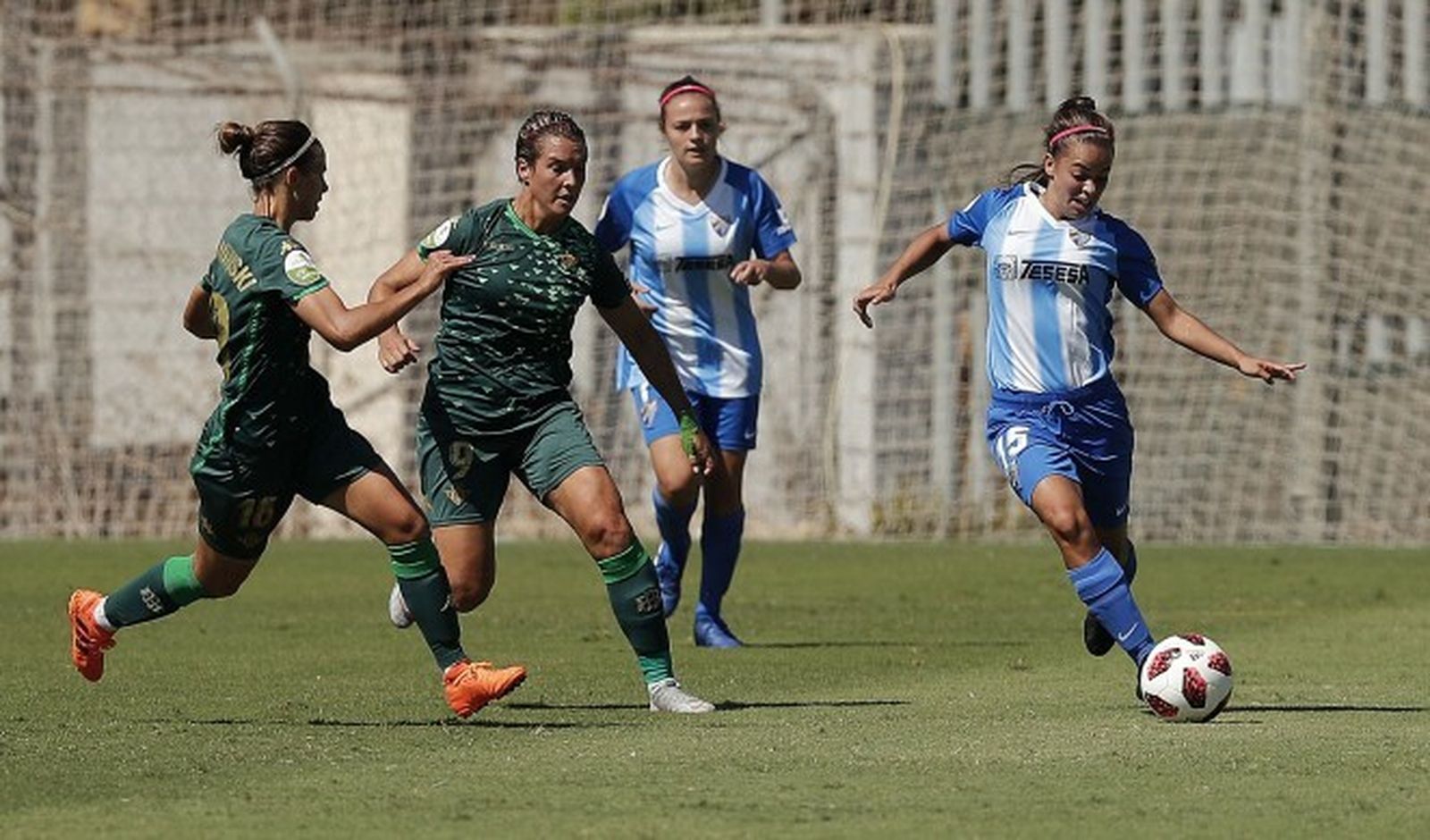 Las jugadoras del Málaga CF Femenino, en un partido ante el Betis