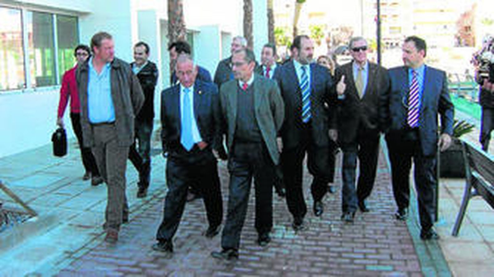 Gabriel Amat, alcalde de Roquetas, acompaña a Sergio Moreno, director de la APPA.