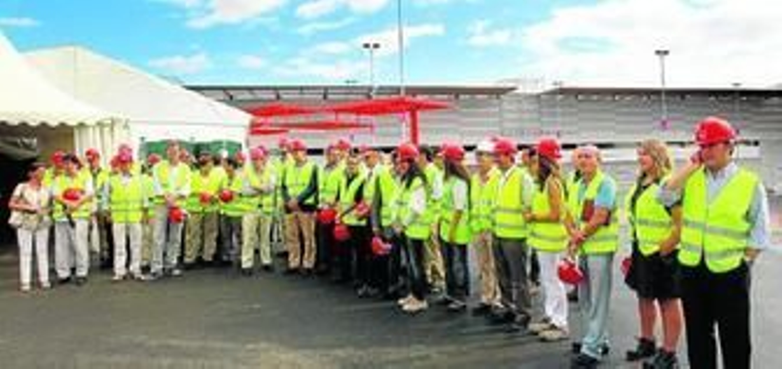 Foto de familia de responsables de Inter Ikea y representantes de los diferentes operadores que empiezan a trabajar en 'Luz Shopping' desde octubre.