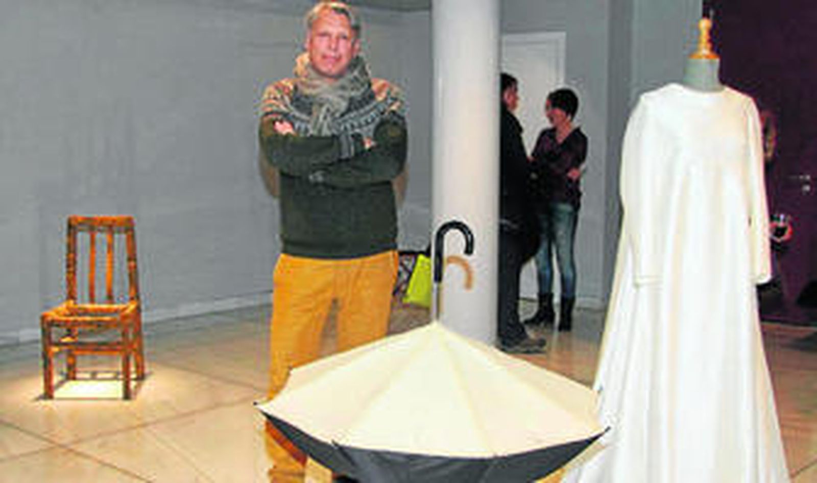 Luis Casablanca, ante una de las creaciones.