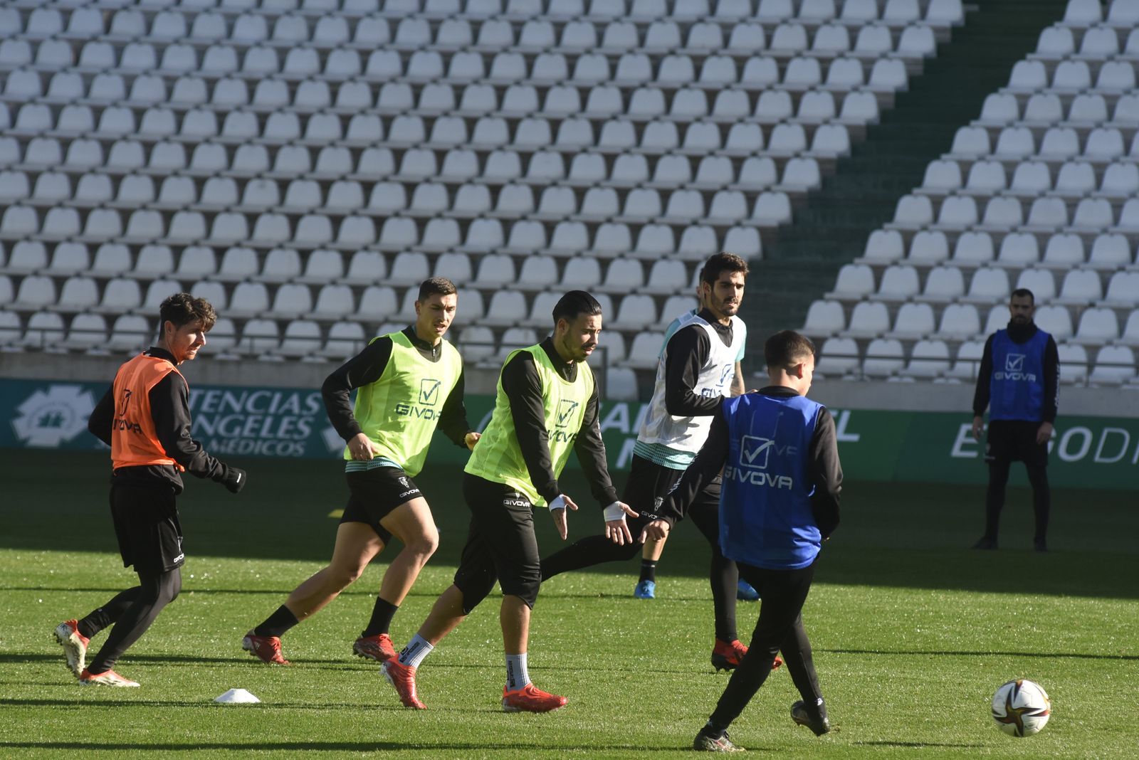 El regreso al trabajo del Córdoba CF tras el parón navideño, en imágenes