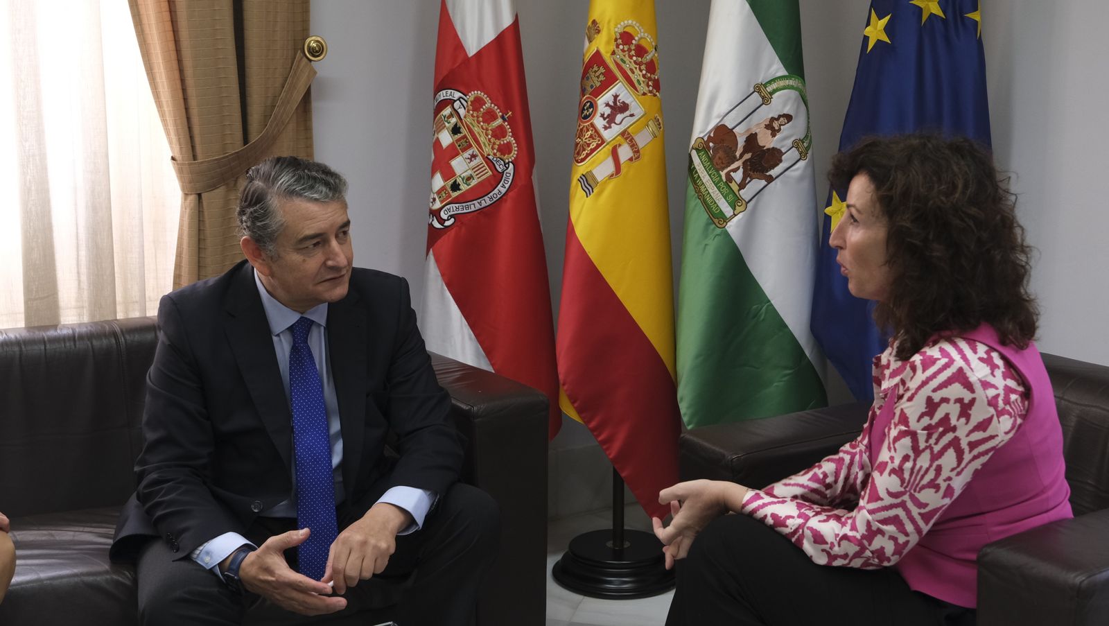 Imágenes de la visita del Consejero de Presidencia, Antonio Sanz, a la Alcaldía de Almería