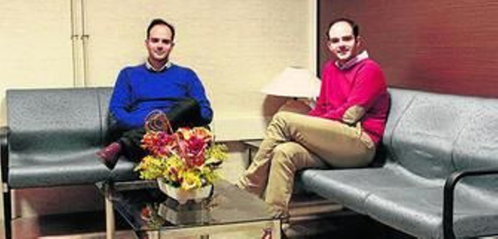 Los hermanos tienen un currículo casi idéntico.