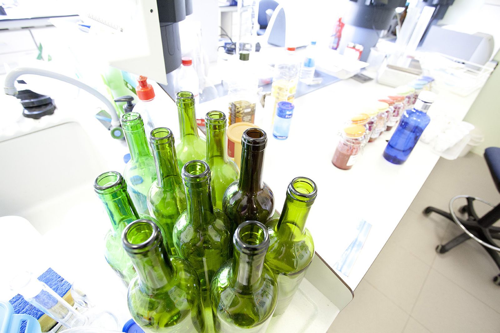 Botellas en un laboratorio de la Universidad.
