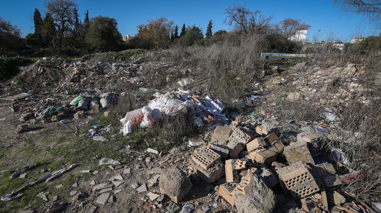 Basura, cochambre y escombros en Chapín