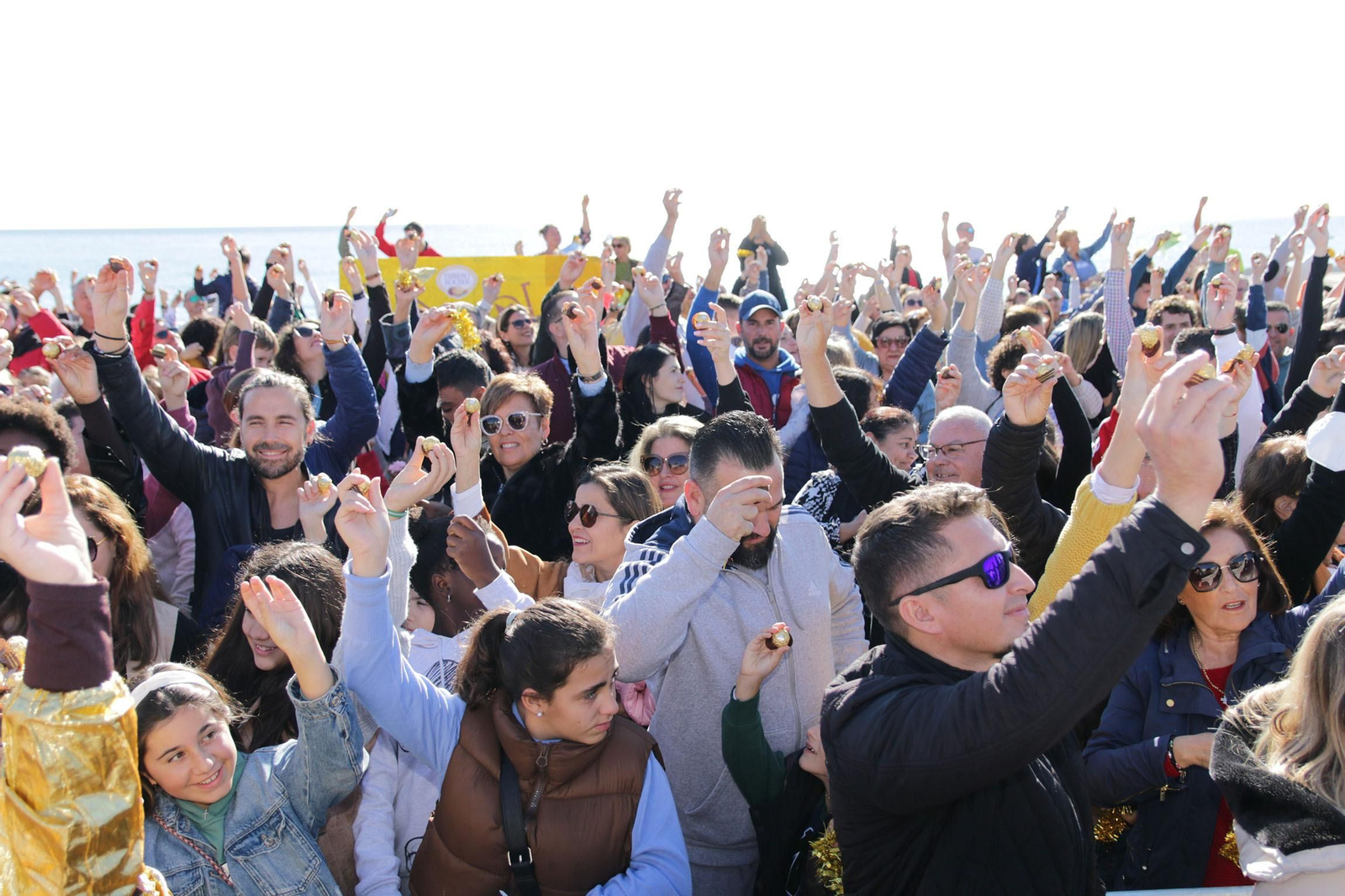 Cientos de personas se juntan en Mojácar para comerse un Ferrero Rocher