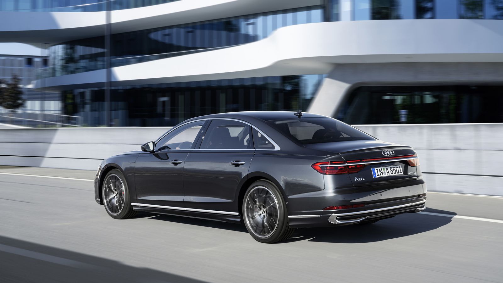 Los A8 L 60 TFSI son los buque insignia de la gama en Europa, aunque los S8 cortos son más potentes.