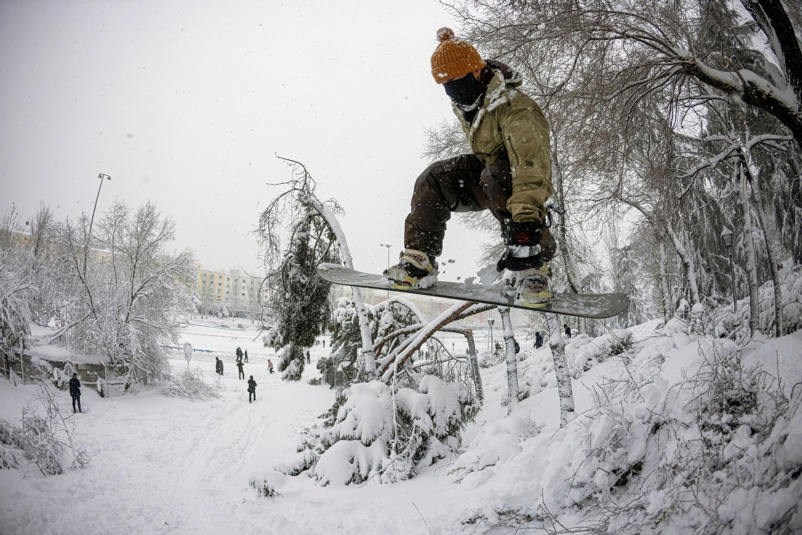 El segundo día del temporal 'Filomena' en imágenes: más nieve y caos