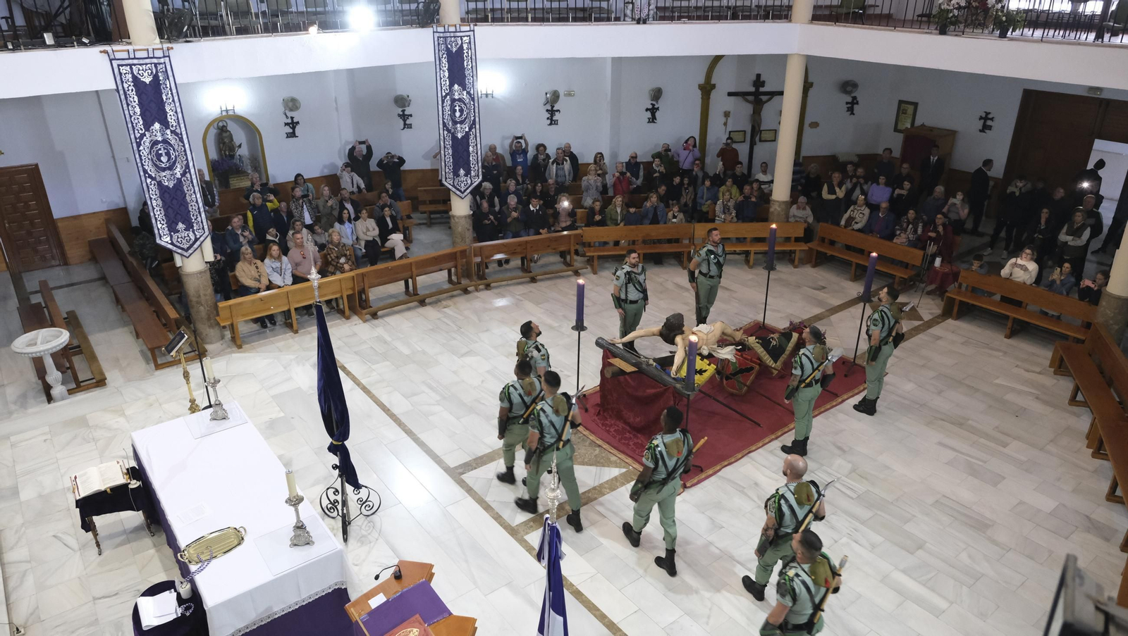 La Legión custodia el Cristo de la Buena Muerte en la Semana Santa de El Parador 2025