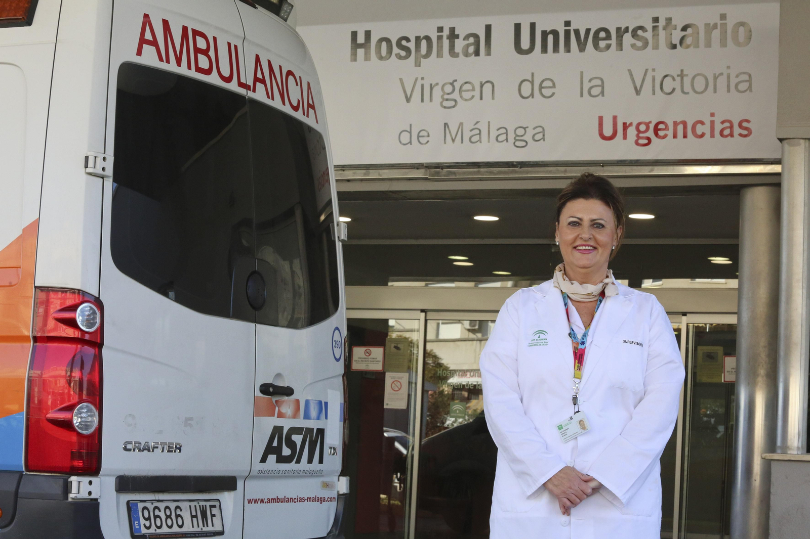 María del Carmen Ramos Rueda ante la puerta de Urgencias del Clínico.