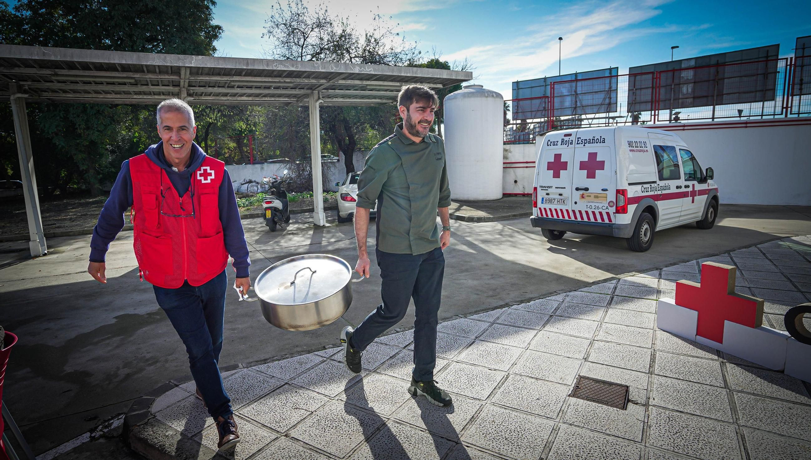 Imágenes del almuerzo navideño de Cruz Roja Jerez y Hacedores Cádiz para personas sin hogar