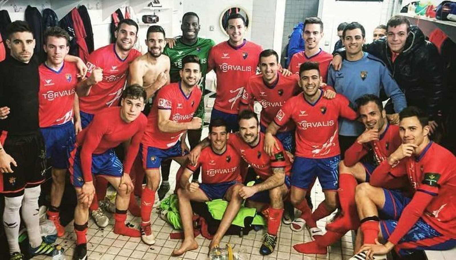 Los jugadores del conjunto turolense celebran su primer éxito en la Liga con un posado en el vestuario.