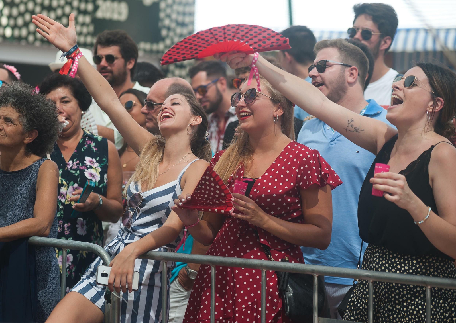 Feriantes disfrutando de una actuación en el centro.