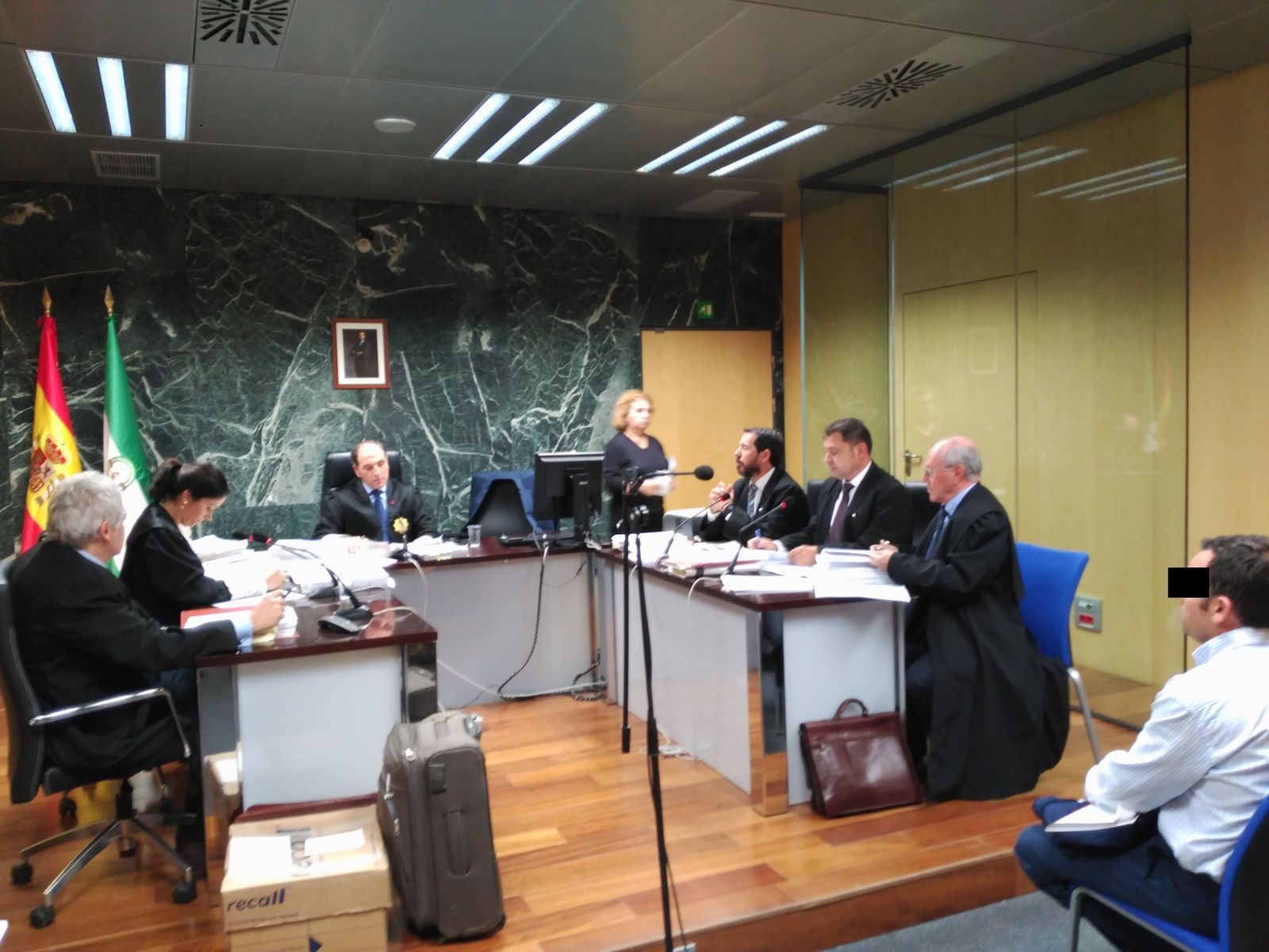 Uno de los acusados presencia las inetrvenciones de los abogados ante el juez.