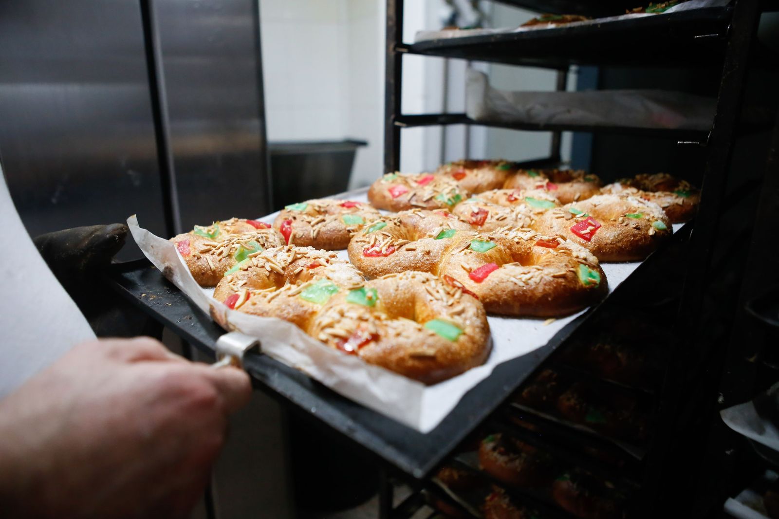 Fotos de la elaboración artesana del roscón de Reyes en la pastelería La Tarifeña