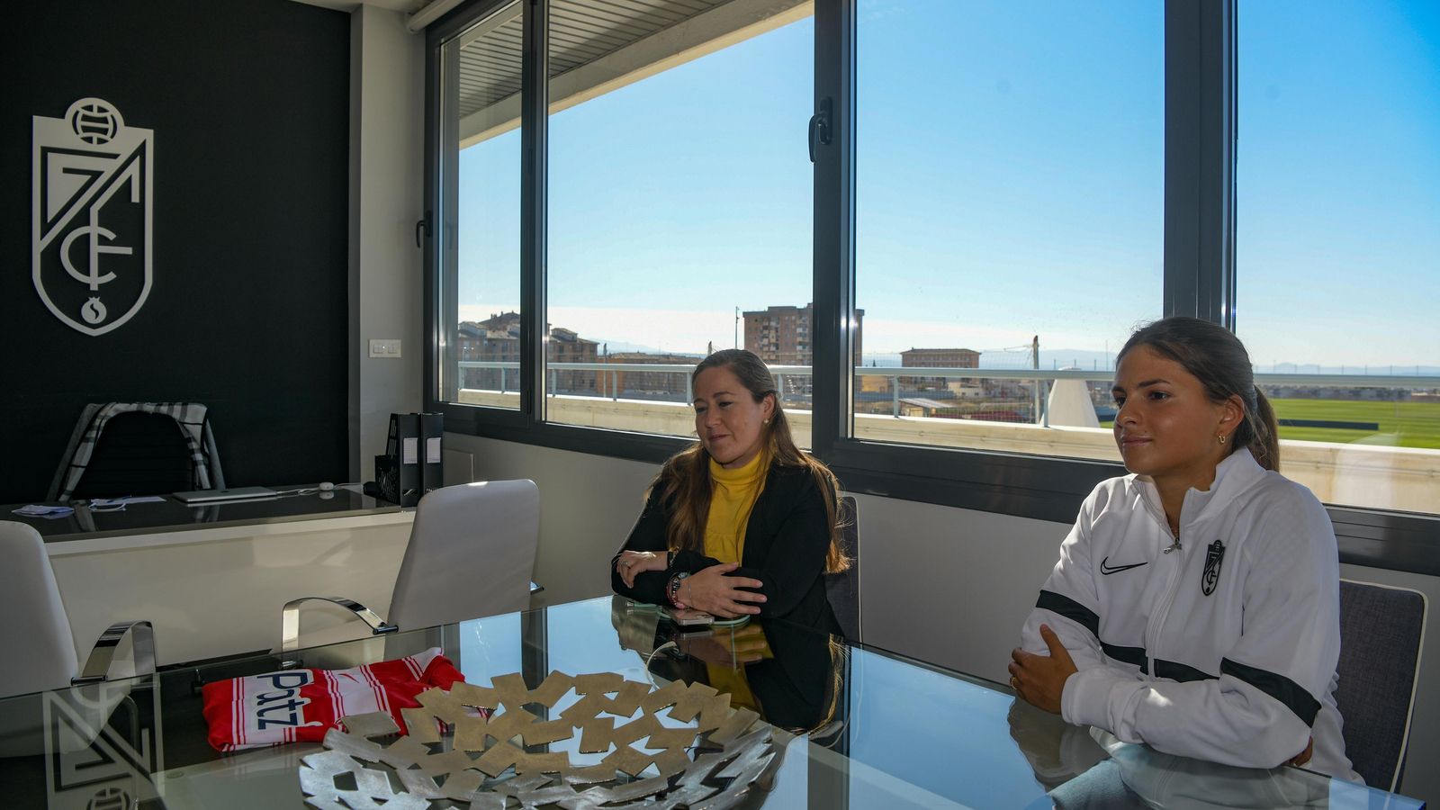 Patricia Rodríguez y Laura Pérez, en el despacho de la directora general del Granada CF en la Ciudad Deportiva del club. Patricia Rodríguez y Laura Pérez, en el despacho de la directora general del Granada CF en la Ciudad Deportiva del club.