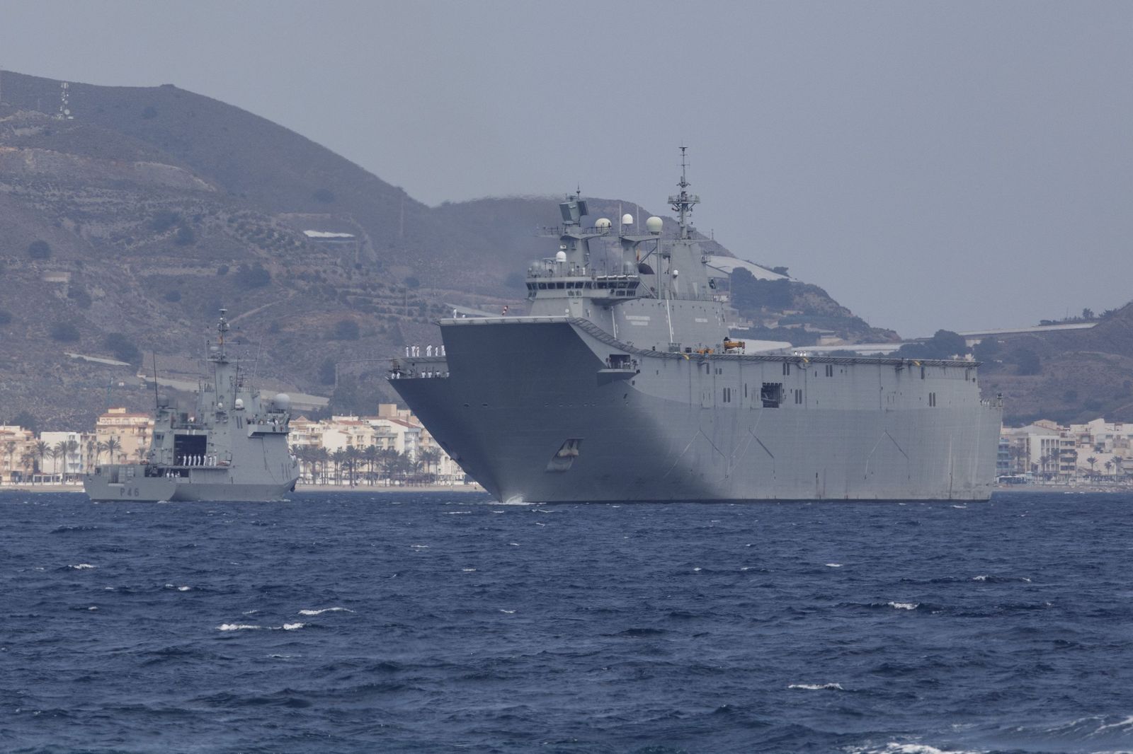 Las Fuerzas Armadas desembarcan en Motril: buques, paracaidistas y helicópteros en primera línea de playa