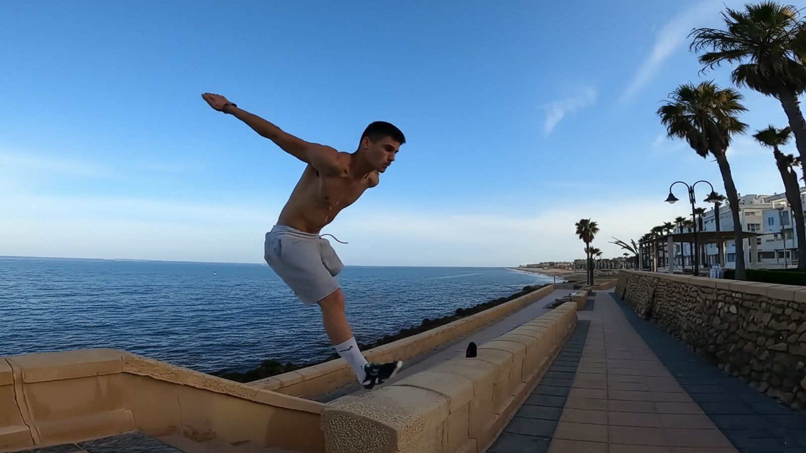 El atleta Rubén Roldán Bustos convirtió la ciudad de Almería en escenario mundial del parkour paralímpico.